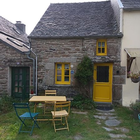 La Maison De Poupee Berrien Exteriör bild