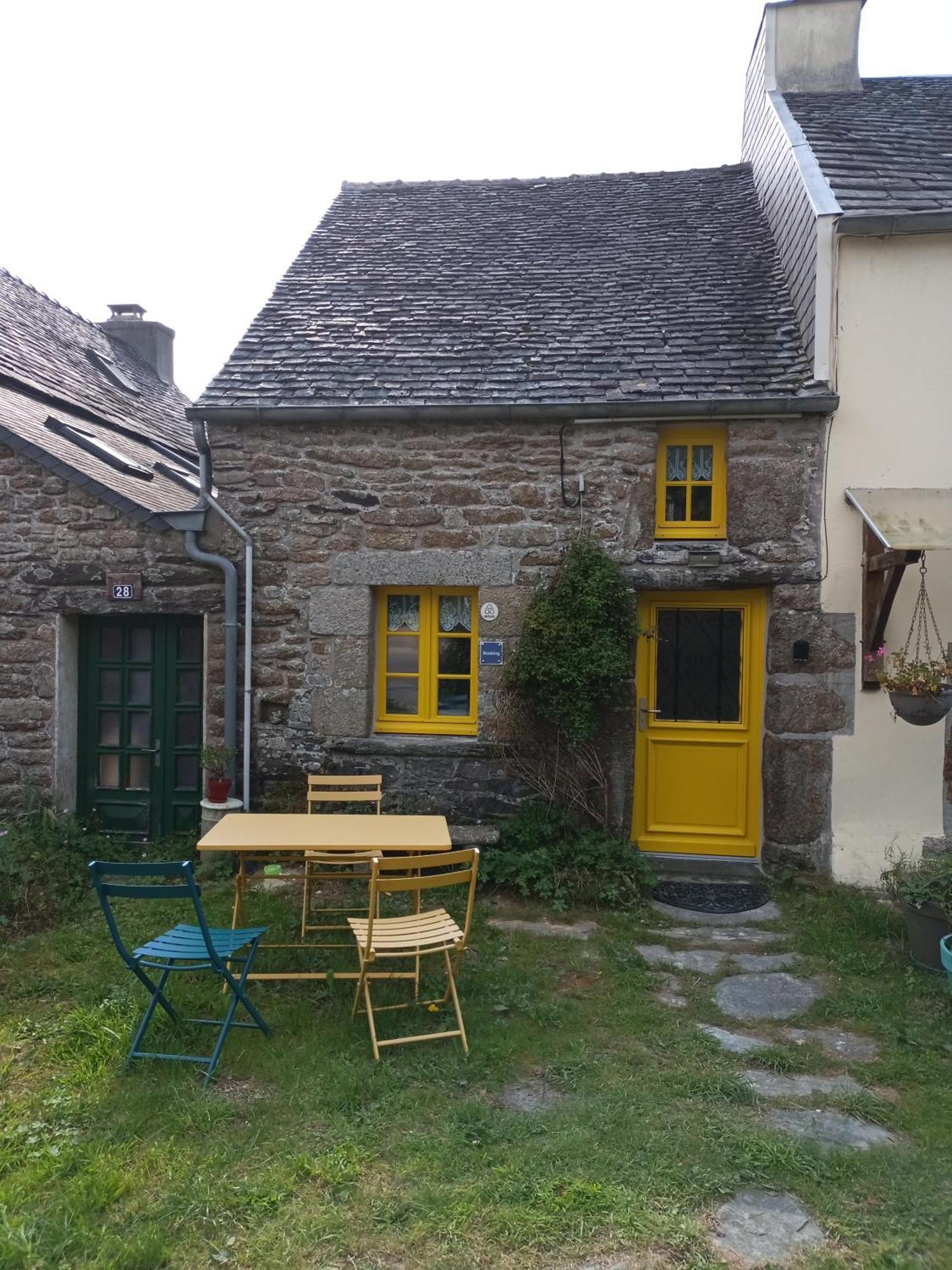 La Maison De Poupee Berrien Exteriör bild