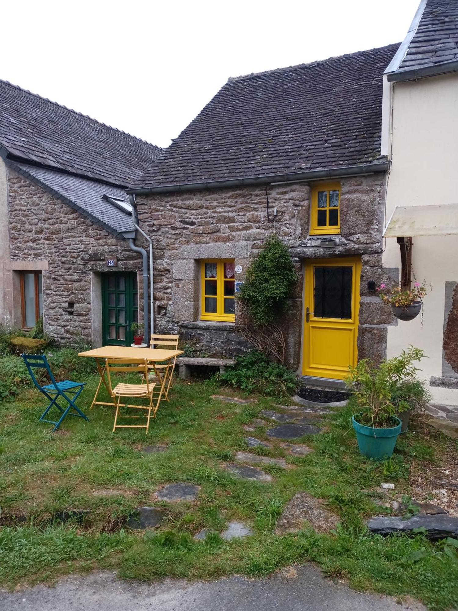 La Maison De Poupee Berrien Exteriör bild